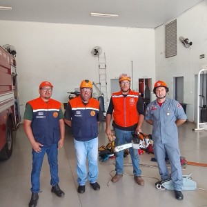 Defesa Civil de Cândido Mota realiza treinamento com motosserras visando reforçar atuação no período da Operação Chuvas de Verão.